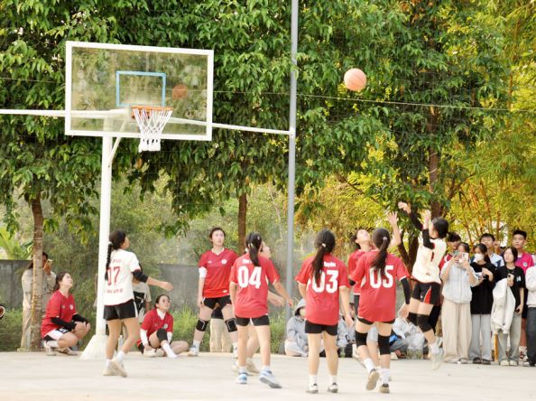 Khi những đôi giày bay lên – Giải Bóng rổ kỷ niệm 26 năm thành lập trường THPT Lý Tự Trọng chính thức bùng nổ!