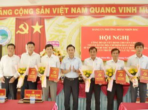 HỘI NGHỊ CÔNG BỐ QUYẾT ĐỊNH CHUYỂN CHI BỘ THÀNH ĐẢNG BỘ