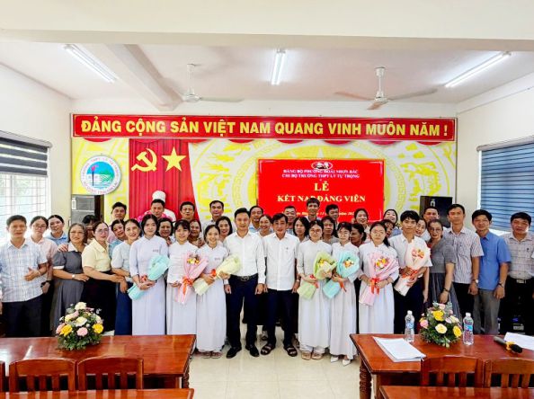Chi bộ trường THPT Lý Tự Trọng kết nạp Đảng viên mới – Dấu ấn tuổi trẻ, trách nhiệm với Tổ quốc